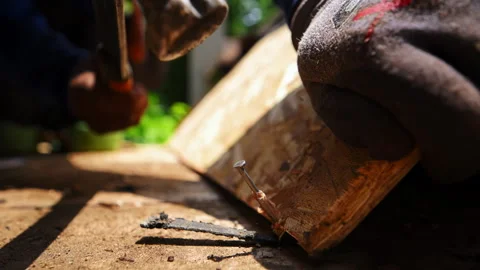 Construction worker installing roofing underlayment on a roof Stockbeeldmateriaal 346790411