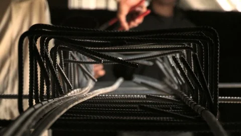 Construction worker knitting metal rods 库存影片 97928549