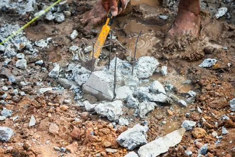 Construction worker laying foundations a job site urban environment action sh 库存照片