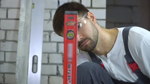 Construction worker looking at bubble level Stock Footage 102905294
