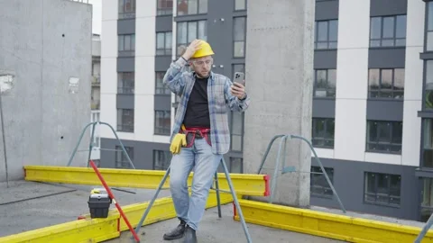 Construction worker making a video call at work site Stock-Footage 348644981