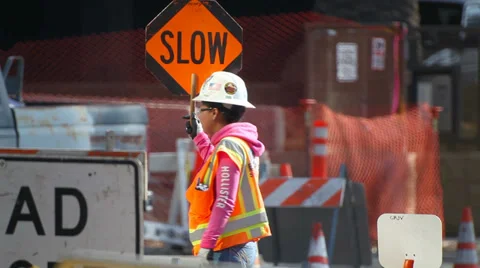 Construction worker manages traffic at development site 库存影片 34539990