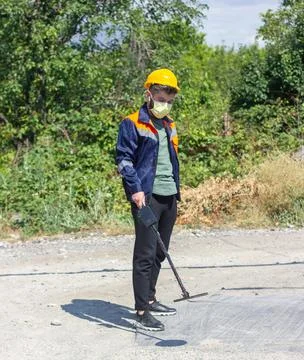 Construction worker with metal detector Stockfoto's
