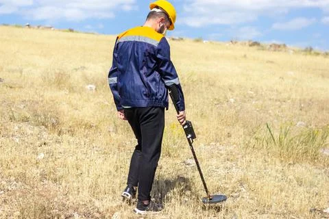 Construction worker with metal detector Stockfoto's