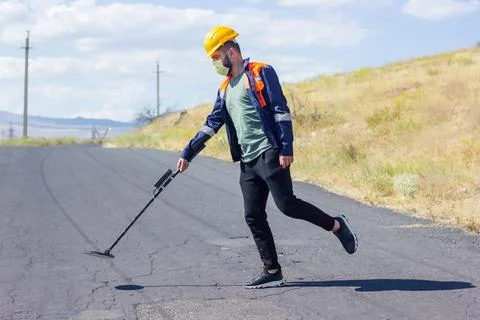 Construction worker with metal detector Foto stock