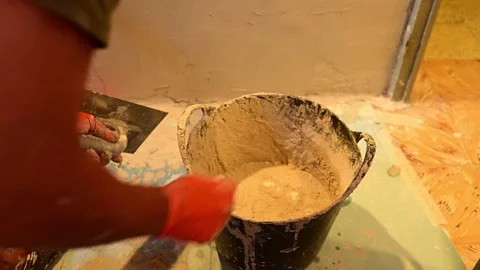 Construction worker mixing plaster in a bucket Video stock 346958751