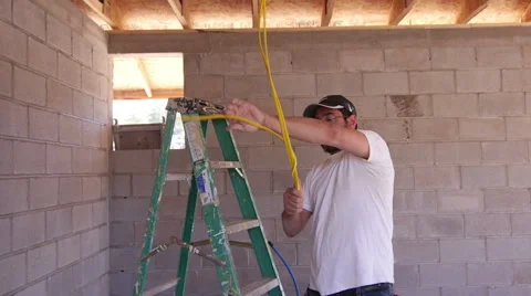 Construction worker moving a ladder 動画素材 40963352