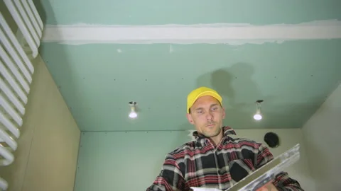 Construction Worker Patching Apartment Interior Walls Vídeos de archivo 154775232