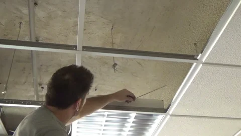 Construction worker performs a suspended ceiling maintenance Видео 91228071