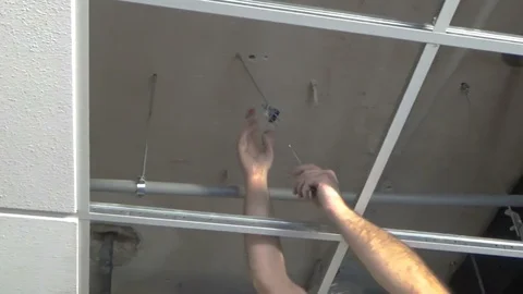 Construction worker performs a suspended ceiling maintenance Vídeo Stock 91301584