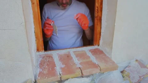 Construction worker plastering brick windowsill with a spatula 库存影片 346167990