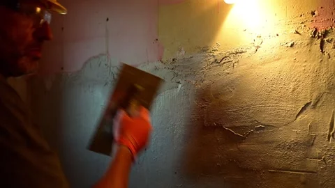 Construction worker plastering an interior wall with a trowel Vidéo 346958756