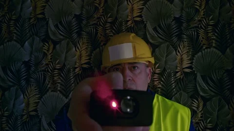 Construction worker pointing laser distance meter Vidéo 303727434