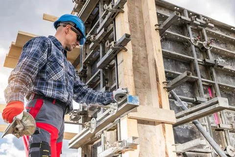 Construction Worker Preparing Wooden Formwork for Concrete Structure Foto stock