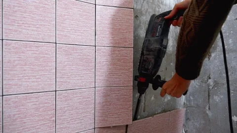 Construction worker removing floor tiles with chisel Vidéo 297464937