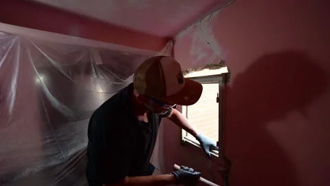 Construction worker removing an old window during house renovation 库存影片 347640693