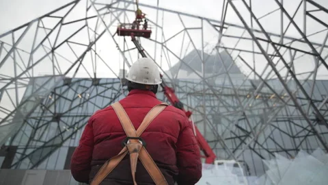 Construction worker scans framework of new building Vídeo Stock 314886107