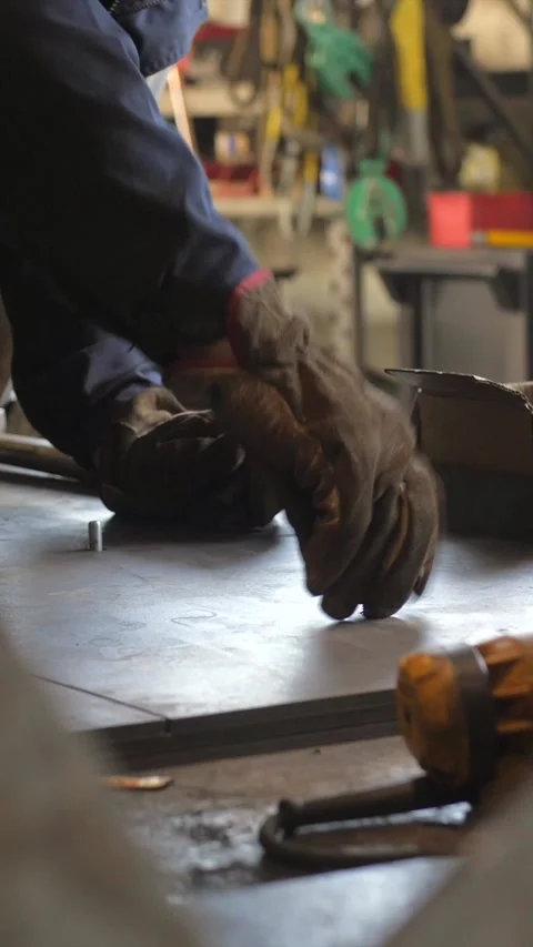 Construction worker screwing screw with hands in protective gloves, vertical Vidéo 332815817