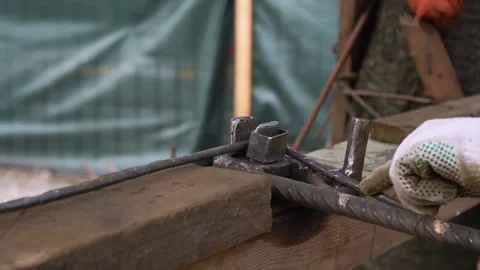Construction Worker Shaping Metal Rods for Concrete Reinforcement Vidéo 334040052