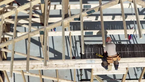 Construction Worker Shaping Wooden Beams in New Building Project High Above Vídeos de archivo 314006042