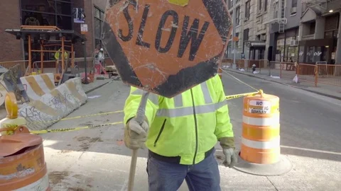 Construction worker with slow sign at site in Manhattan NYC 库存影片 73100125