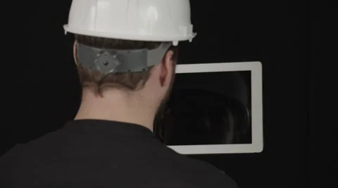 Construction worker swipes tablet (Over-the-shoulder) 库存影片 32265221