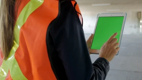 Construction Worker Tablet Green Screen Swiping, 4k Stock-Footage 109465282