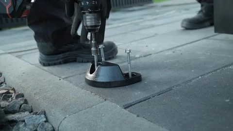 Construction worker tightens the screws using an electric drill Video stock 261500527