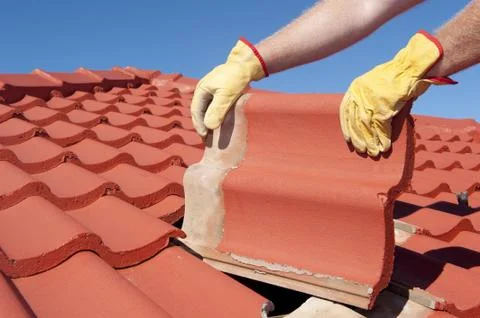 Construction worker tile house roofing repair Stock-Fotos
