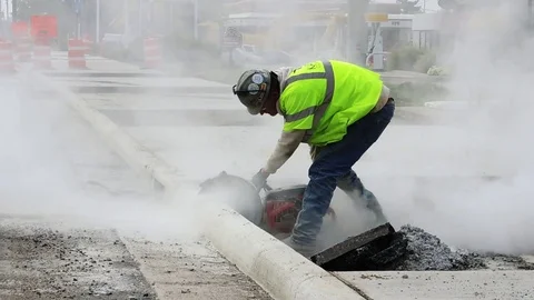 Construction worker uses power saw 動画素材 73777106