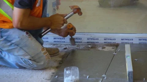 Construction worker using a chisel and hammer. Vídeos de archivo 197060886