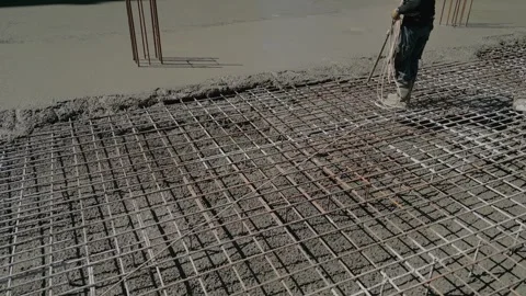 Construction worker using concrete vibrator on freshly poured foundation Vídeo Stock 333844577