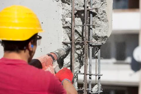 Construction worker using a drilling power tool Foto stock