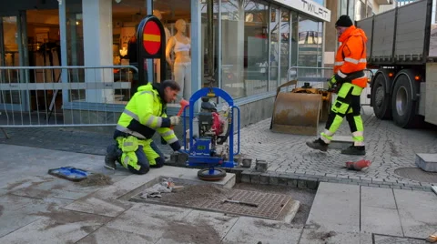 The construction worker is using a machine to lift the heavy tiles Stockbeeldmateriaal 60579364