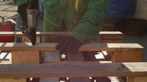 Construction worker using a nail gun Vídeo Stock 62441885