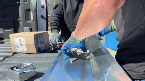 Construction Worker Using Speed Rafter Scale Видео 304006137