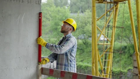 Construction worker using spirit level on concrete wall Video stock 337466686