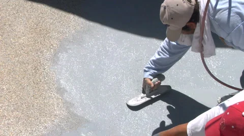 Construction worker using trowel Vídeo Stock 889358