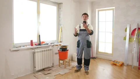 Construction worker video calling during apartment renovation Stock Footage 312671482