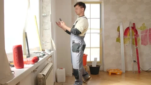 Construction worker video calling during apartment renovation Stock Footage 312700124