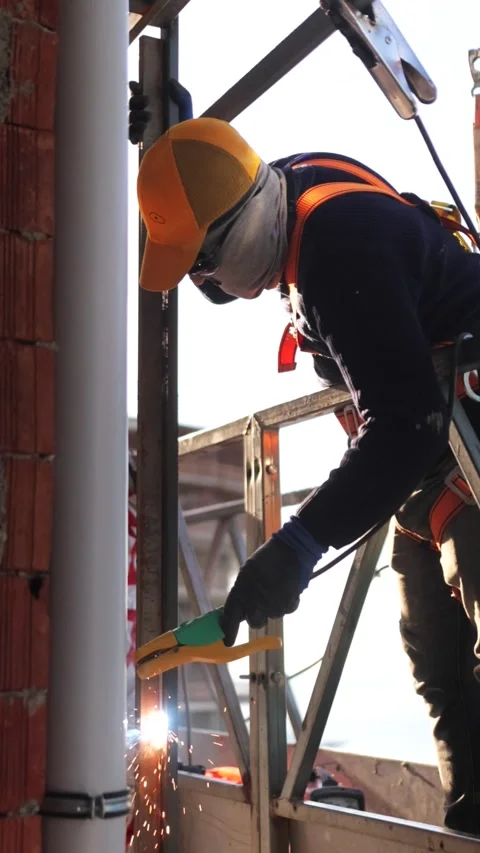 Construction Worker Welding - Slow Motion Vertical Video. Vídeo Stock 259394996