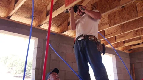 Construction worker wiring a light fixture Vidéo 40369369