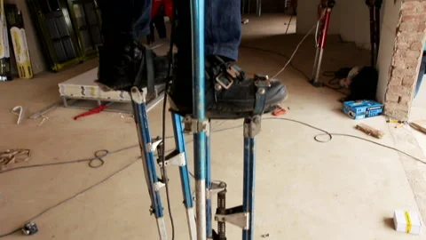 Construction worker, working on stilts. Stock-Footage 139087342