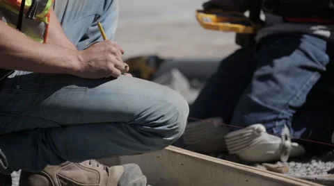 Construction worker wrtiting on a piece of paper Stock Footage 63916962