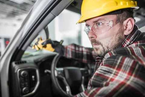 Construction Worker in Yellow Hard Hat Leaving His Pickup Truck Stock-Fotos