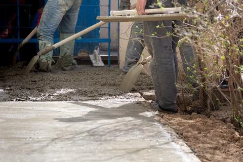 Construction workers aligns concrete screed. Construction, Foundation, Screed Foto stock