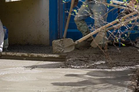 Construction workers aligns concrete screed. Construction, Foundation, Screed Foto stock