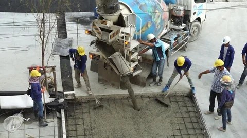 Construction workers and cement mixer. Видео 82725804