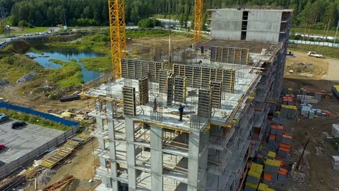 Construction workers and large crane work hard to build new midtown Manhattan 스톡 동영상 113953931