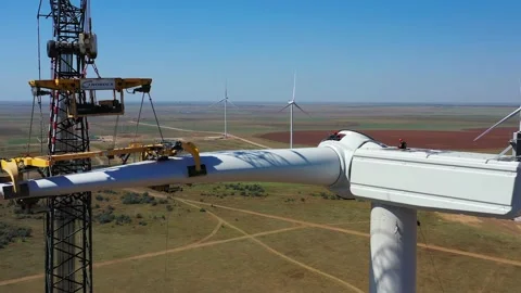 Construction workers are assembling a wind turbine, high altitude work, 4k Vidéo 143748611